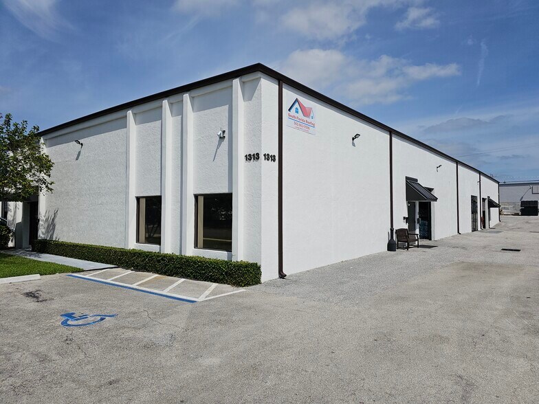1313 S Killian Dr, Lake Park, FL à louer - Photo de l’immeuble – Image 1 sur 4