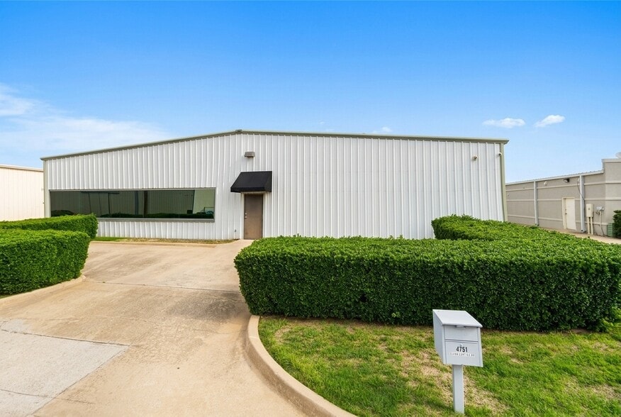 4750 Ratliff Ln, Addison, TX à louer - Photo principale – Image 1 sur 3