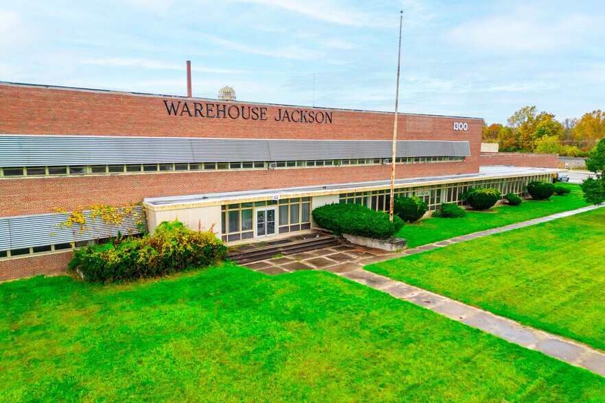 1300 Falahee Rd, Jackson, MI à louer - Photo de l’immeuble – Image 1 sur 12