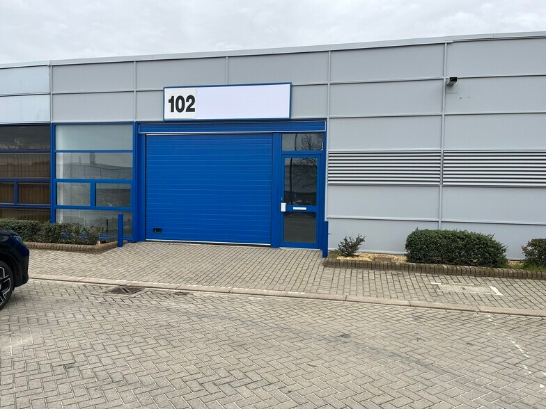 100-116 Tanners Dr, Milton Keynes à louer - Photo de l’immeuble – Image 2 sur 8