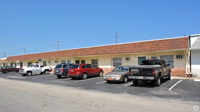 4740-4754 NE 12th Ave, Oakland Park, FL à louer Photo de l’immeuble– Image 1 sur 1