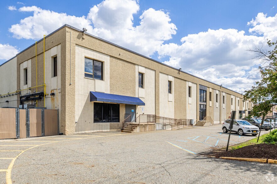 60 Enterprise Ave, Secaucus, NJ à louer - Photo de l’immeuble – Image 2 sur 6