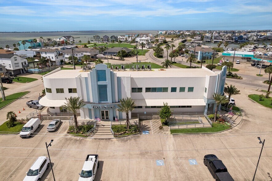 101 Tiki Dr, Tiki Island, TX à vendre - Photo de l’immeuble – Image 2 sur 14
