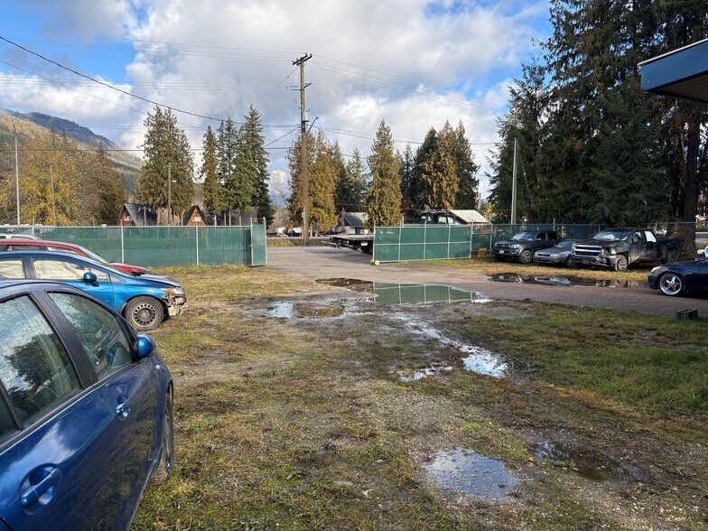 729 Trans-Canada Frontage Rd hwy, Sicamous, BC à vendre - Photo de l’immeuble – Image 2 sur 3