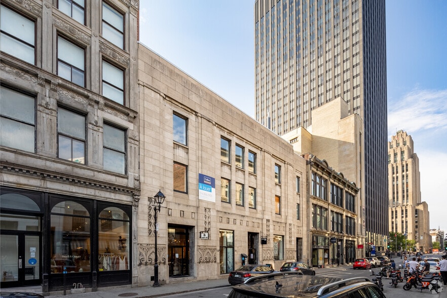 221-229 Rue Notre-Dame O, Montréal, QC à louer - Photo principale – Image 1 sur 3