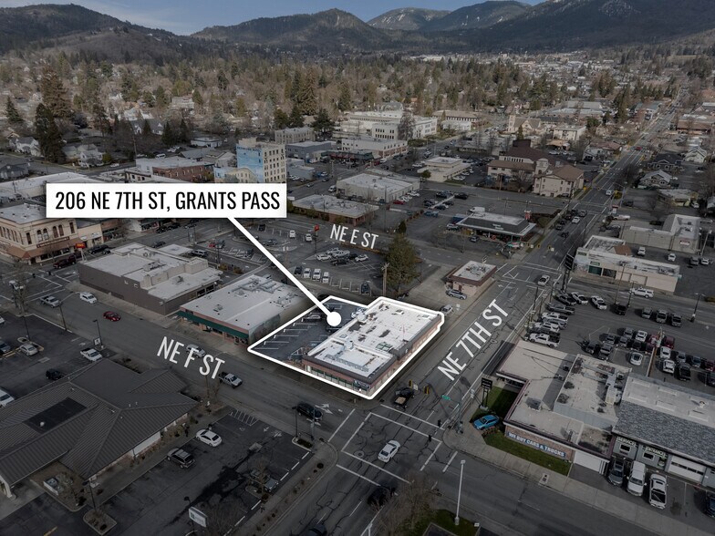 206 NE 7th St, Grants Pass, OR à vendre - Photo de l’immeuble – Image 2 sur 21