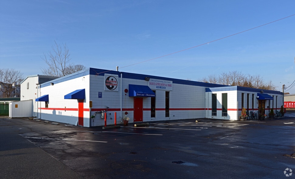 60 Walnut Grove Ave, Cranston, RI à louer - Photo principale – Image 1 sur 15