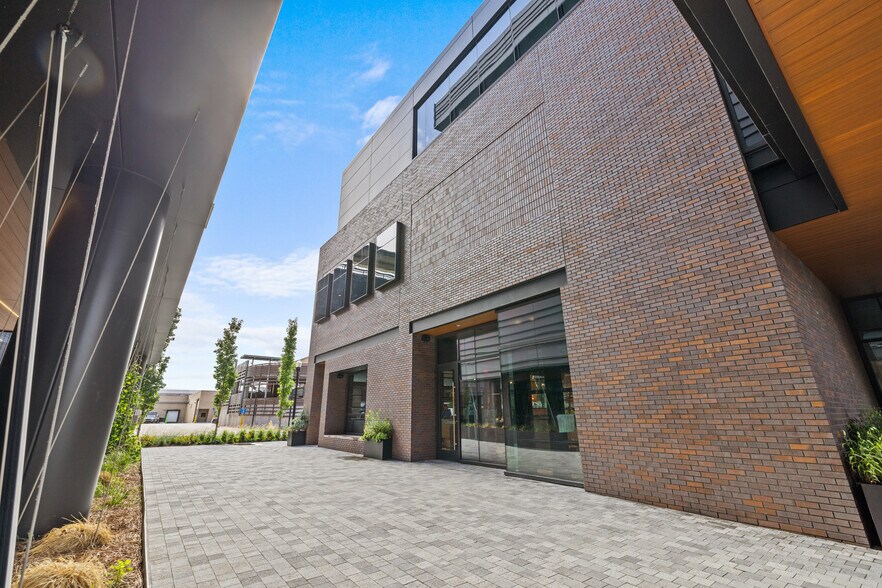 215 NW A St, Bentonville, AR à louer - Photo de l’immeuble – Image 3 sur 32