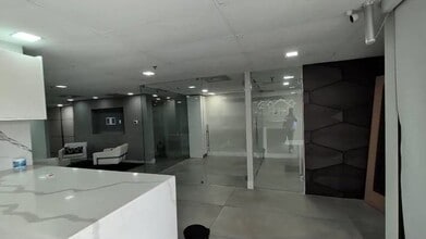 5400-5416 NW 72nd Ave, Miami, FL à louer - Vidéo sur l’annonce professionnelle 