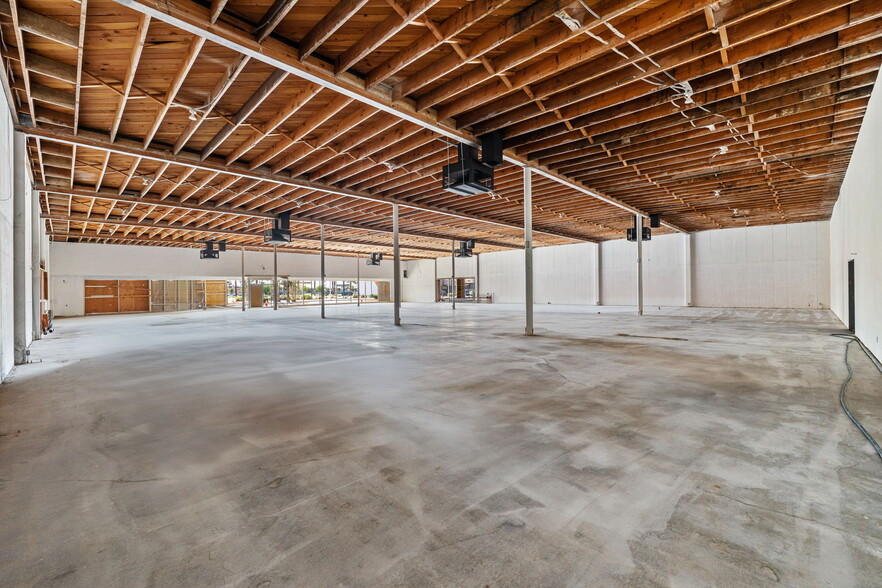 45013-45073 Oasis St, Indio, CA à louer - Photo intérieure – Image 3 sur 57
