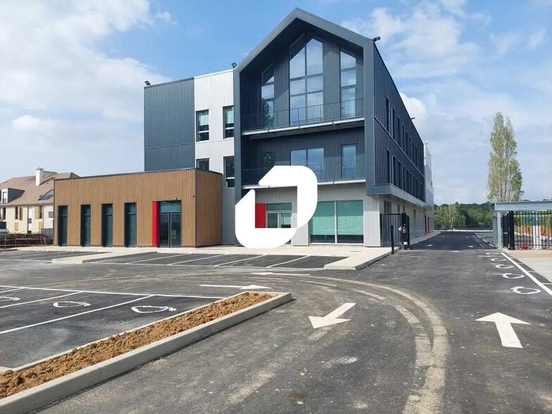 Bureau dans Plaisir à louer - Photo de l’immeuble – Image 2 sur 7