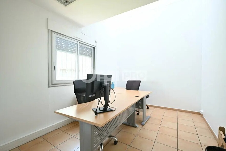 Local d'activités dans Chassieu à vendre - Photo de l’immeuble – Image 3 sur 12