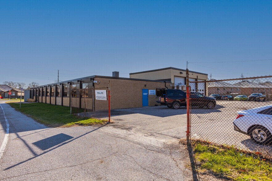 2545 Pillette Rd, Windsor, ON à vendre - Photo principale – Image 1 sur 1