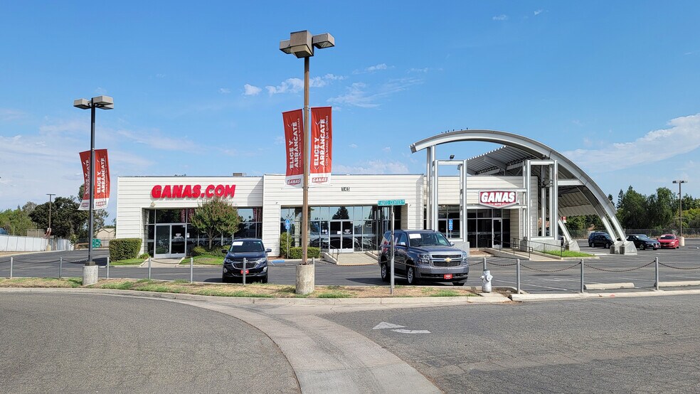 145 E Auto Center Dr, Fresno, CA à louer - Photo de l’immeuble – Image 2 sur 11