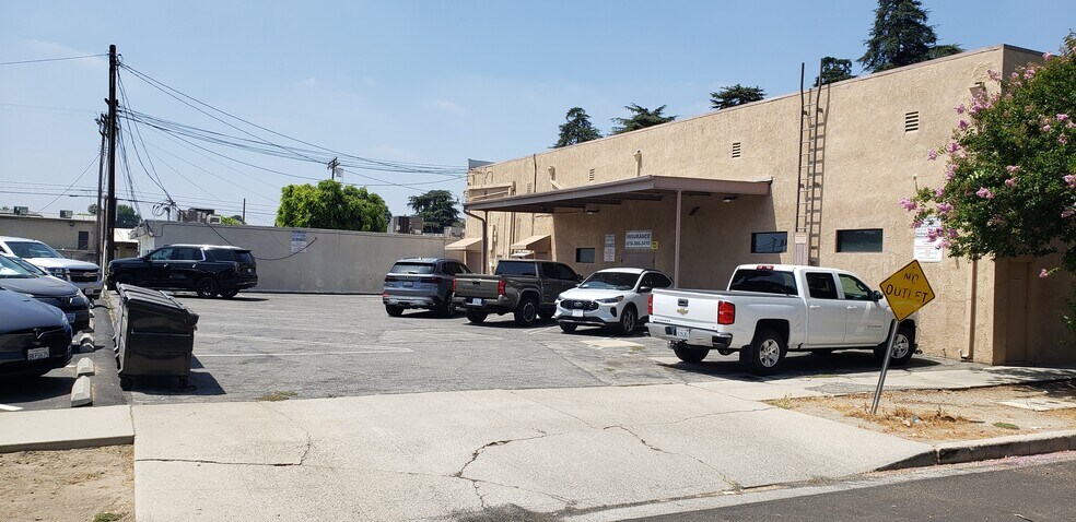 10734 White Oak Ave, Granada Hills, CA à vendre - Photo de l’immeuble – Image 3 sur 10