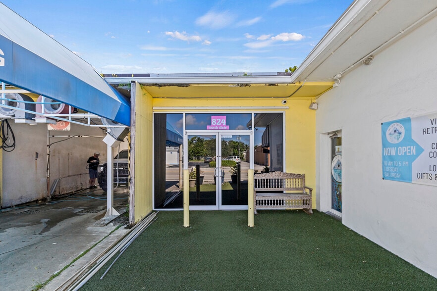 824 N Dixie Hwy, Lake Worth, FL à louer - Photo de l’immeuble – Image 1 sur 45