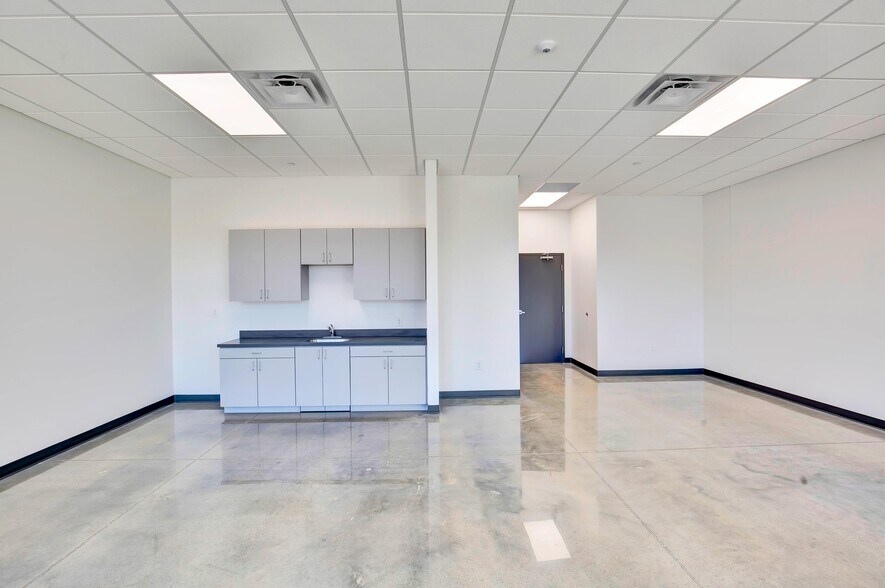 500 Wonder World Dr, San Marcos, TX à louer - Photo intérieure – Image 2 sur 11