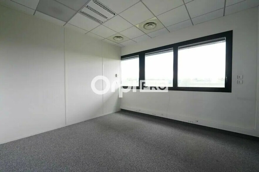 Bureau dans Saint-Priest à louer - Photo de l’immeuble – Image 1 sur 7