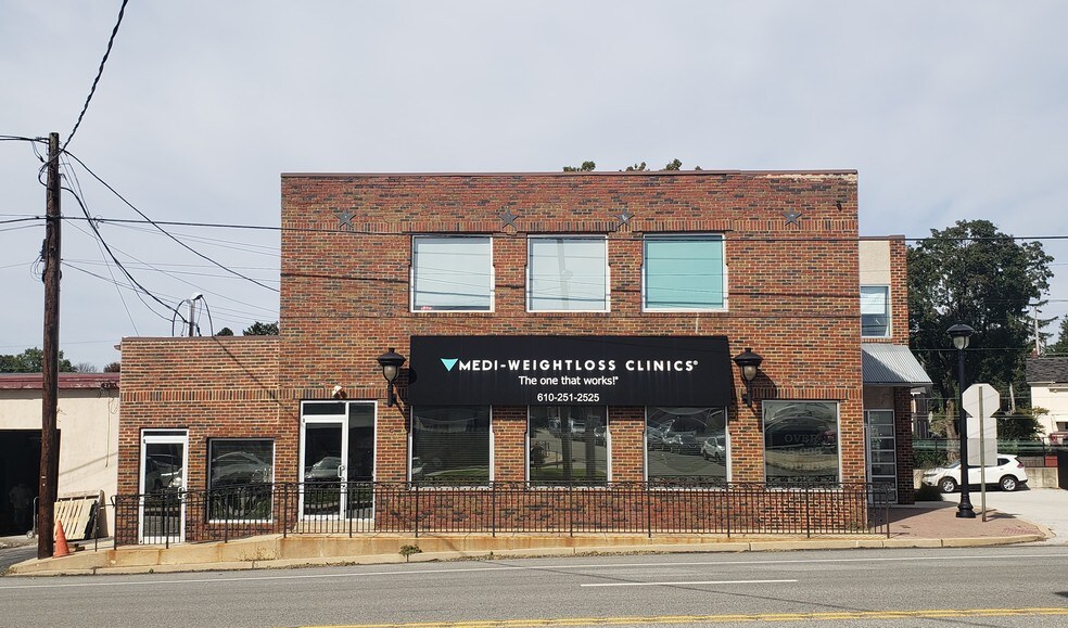 901 Lancaster Ave, Berwyn, PA à louer - Photo de l’immeuble – Image 1 sur 2