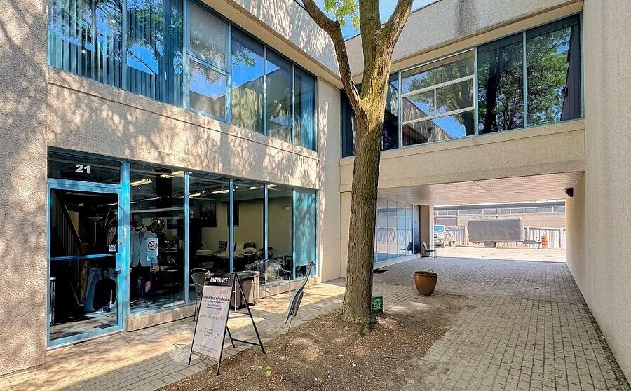130 Industry St, Toronto, ON à vendre - Photo de l’immeuble – Image 2 sur 14