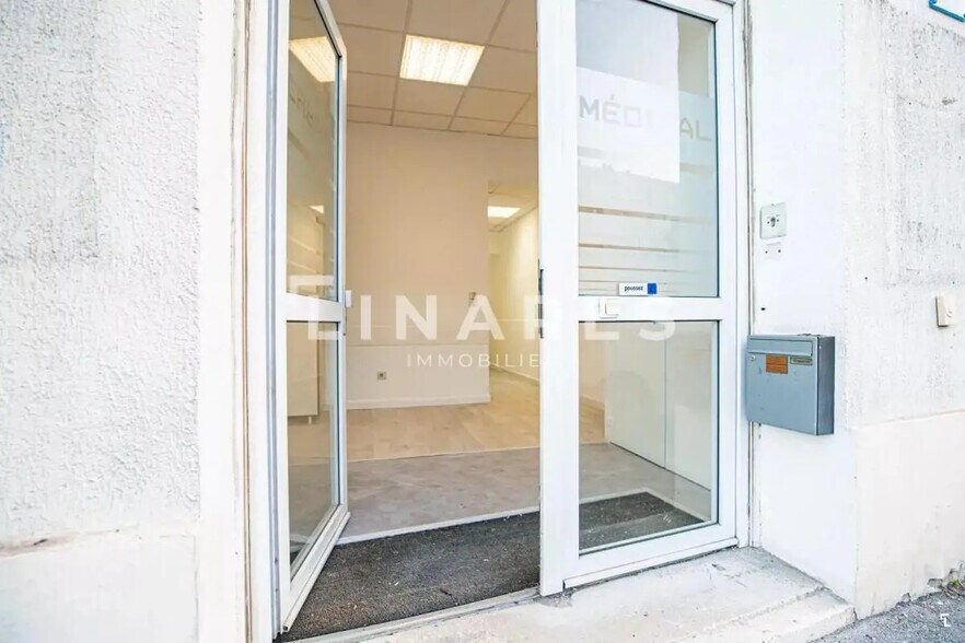 Bureau dans VAUFRÈGE à louer - Photo de l’immeuble – Image 3 sur 11