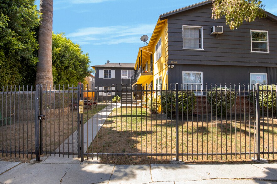 20542 Hartland St, Winnetka, CA à vendre - Photo de l’immeuble – Image 2 sur 21