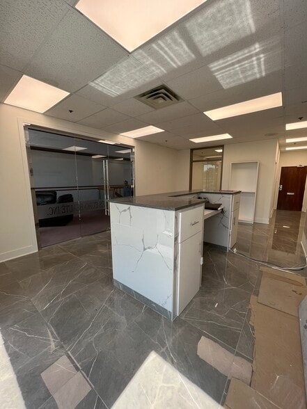 321-335 Boul Saint-Martin O, Laval, QC à louer - Photo intérieure – Image 2 sur 18