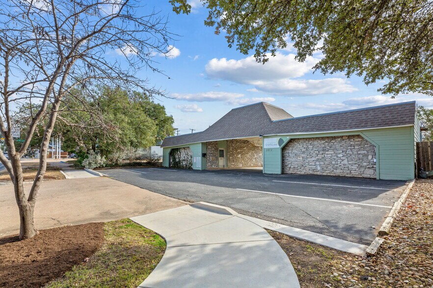 2413 Greenlawn Pky, Austin, TX à vendre - Photo de l’immeuble – Image 3 sur 12