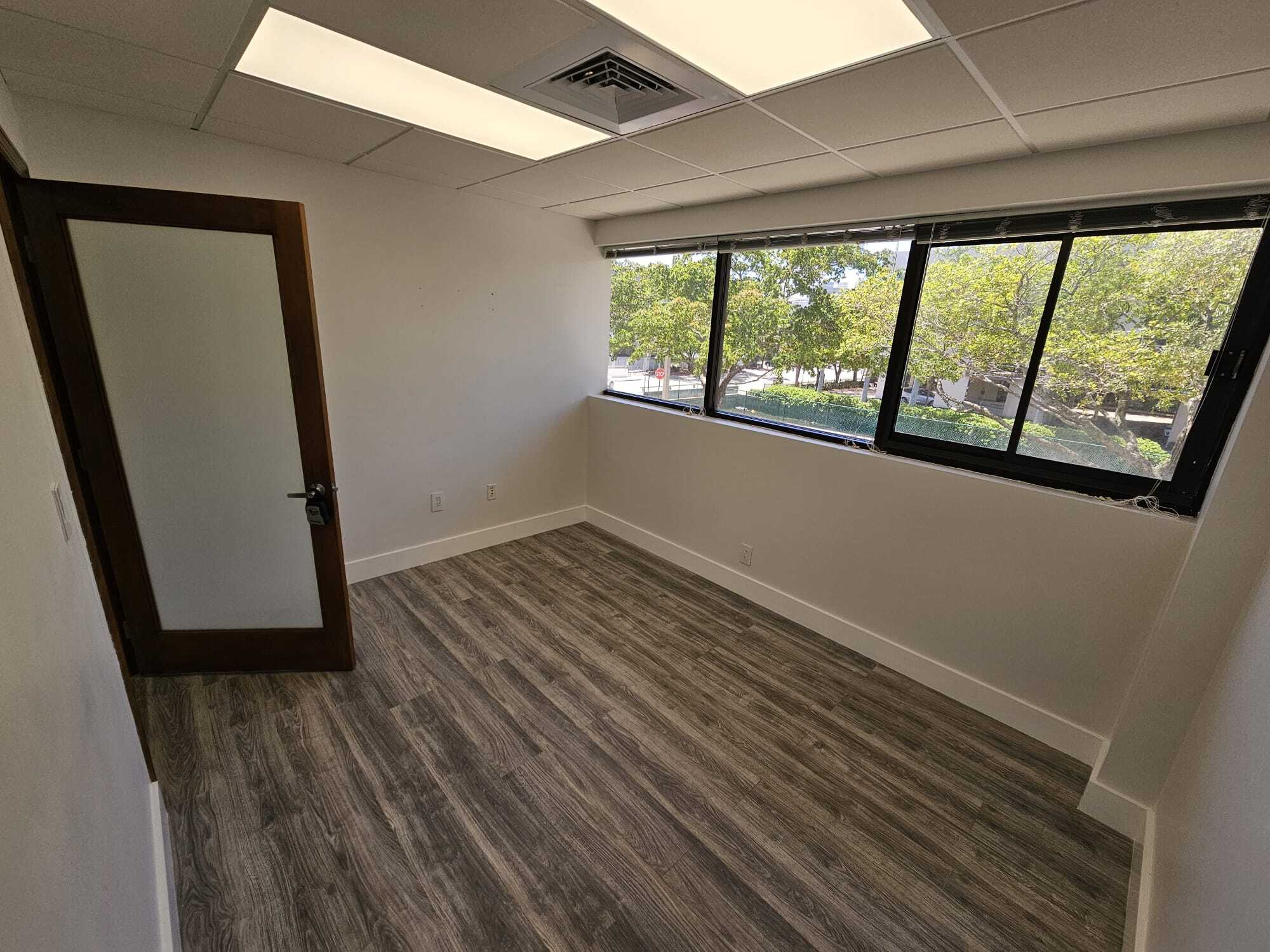 501 Golden Isles Dr, Hallandale Beach, FL à louer Photo intérieure– Image 1 sur 3