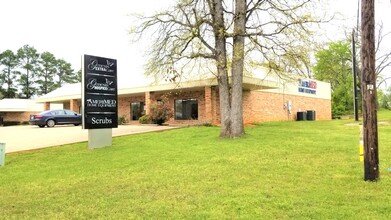1317 S Palestine St, Athens, TX à louer Photo de l’immeuble– Image 1 sur 13