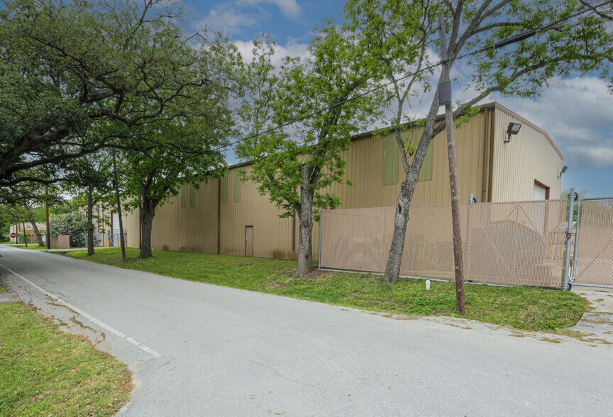 5101 Maxie St, Houston, TX à louer - Photo de l’immeuble – Image 1 sur 16