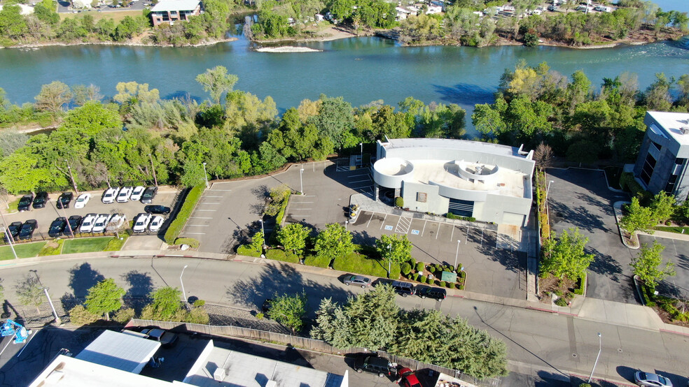 202 Hemsted Dr, Redding, CA à vendre - Photo de l’immeuble – Image 3 sur 20