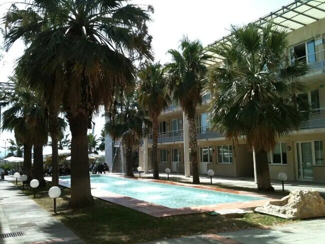 Plus de détails pour 7 Avenue Andre Roussin, Marseille - Bureau, Local d'activités à louer