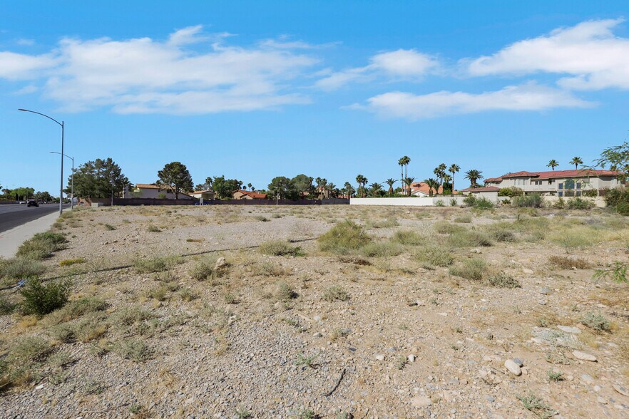 2697 S Buffalo Dr, Las Vegas, NV à vendre - Photo de l’immeuble – Image 2 sur 4
