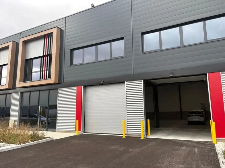 Local d’activités dans Saint-Laurent-de-Mure à louer - Photo de l’immeuble – Image 2 sur 11