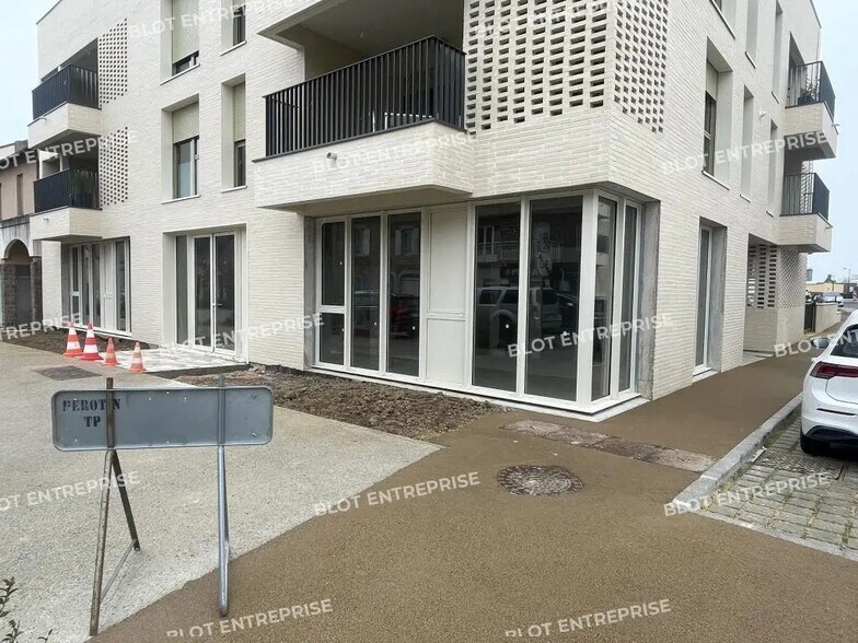 Bureau dans Montauban-de-Bretagne à vendre - Photo de l’immeuble – Image 3 sur 5