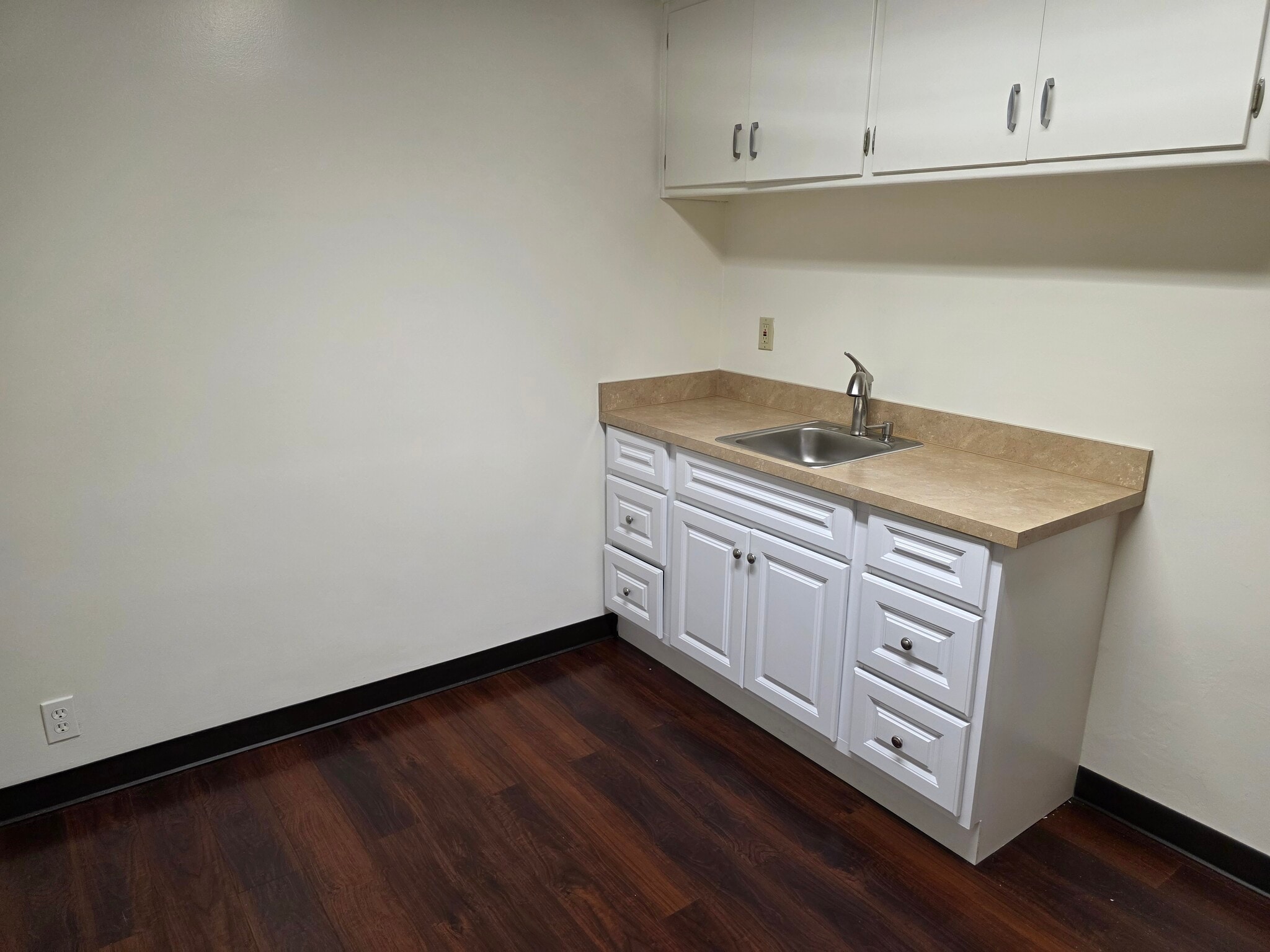 180 W Willow St, Pomona, CA à louer Photo intérieure– Image 1 sur 5