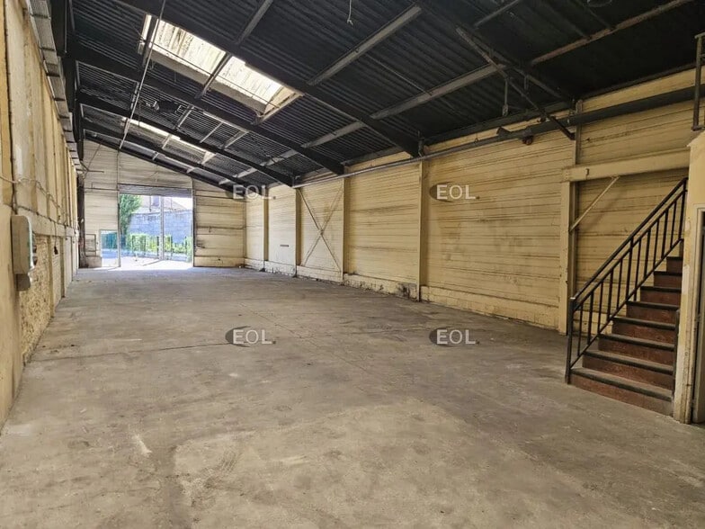 Local d’activités dans Villeneuve-le-Roi à louer - Photo de l’immeuble – Image 1 sur 8