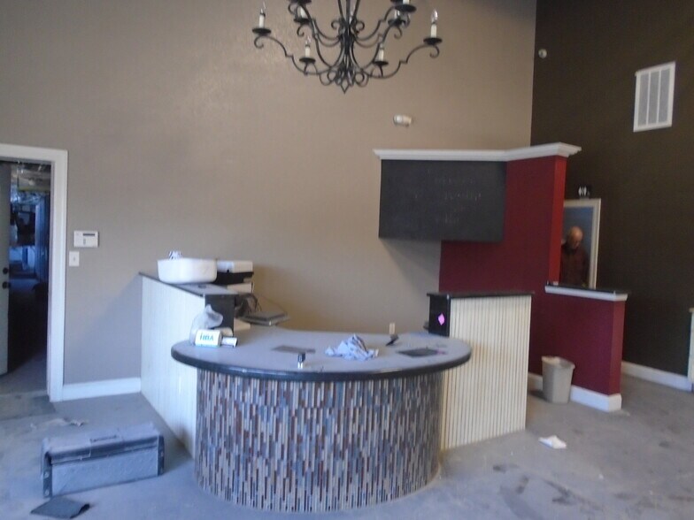 1445 W Chestnut Expy, Springfield, MO à louer - Photo de l’immeuble – Image 2 sur 7