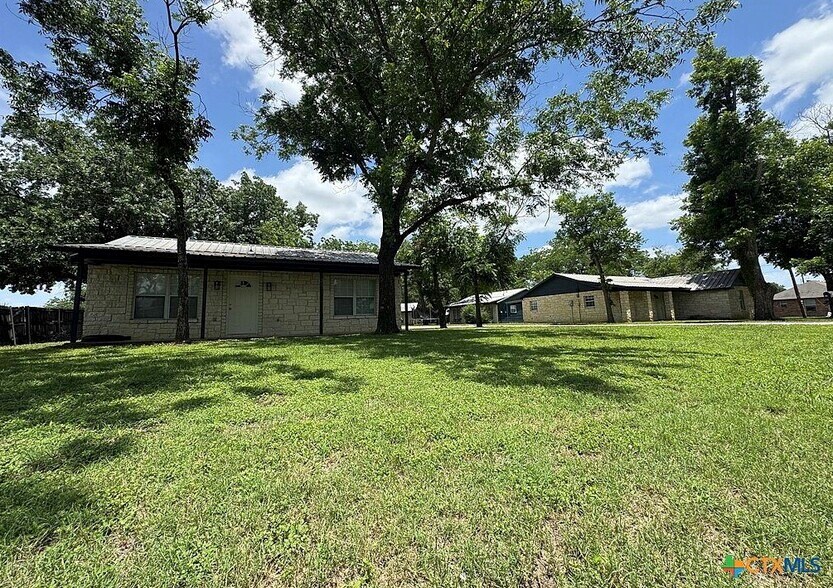 205 8th St and 506-508 Ave A - Moody, TX portefeuille de 7 biens à vendre sur LoopNet.fr - Photo de l’immeuble – Image 2 sur 2