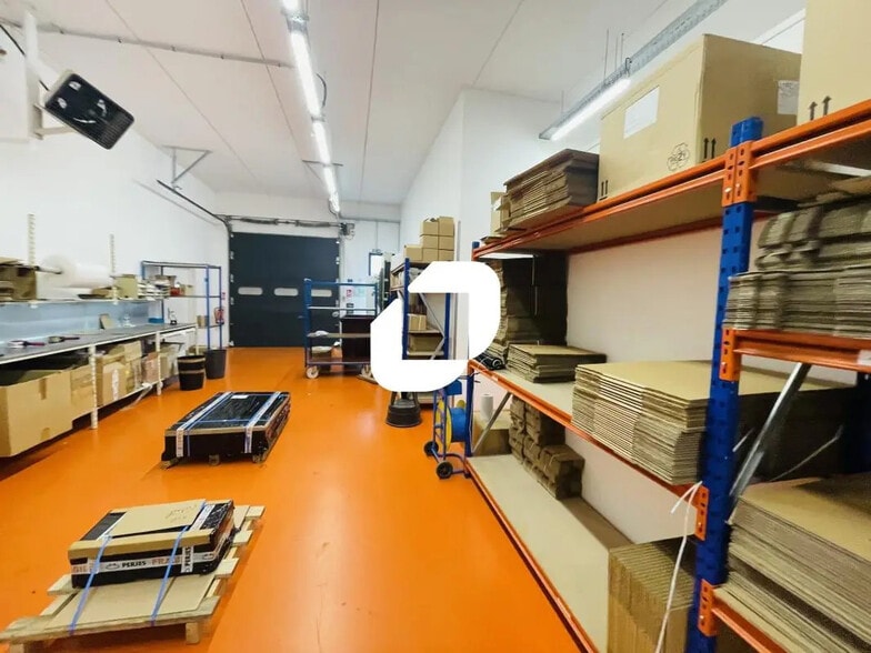 Local d'activités dans Croissy-Beaubourg à vendre - Photo intérieure – Image 1 sur 7