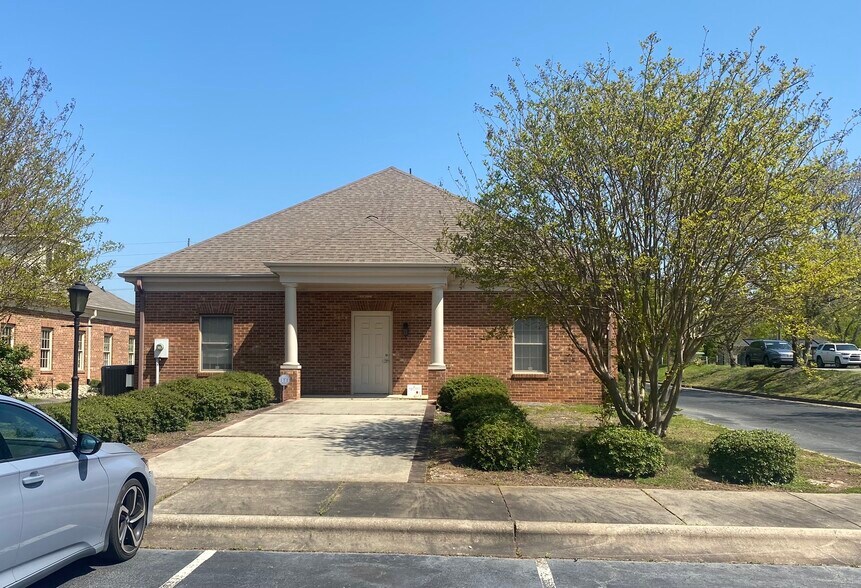 1018 Lee Ann Dr, Concord, NC à vendre - Photo de l’immeuble – Image 3 sur 11