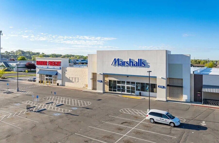 Ontario Retail Center portefeuille de 2 biens à vendre sur LoopNet.fr - Photo principale – Image 2 sur 6