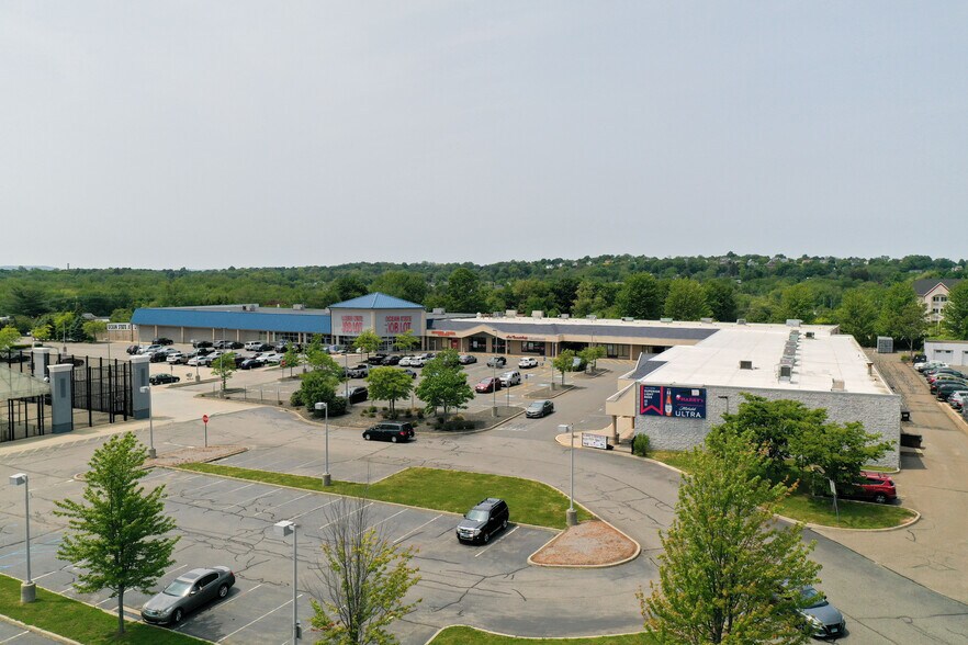 1231 E Main St, Meriden, CT à louer - Photo de l’immeuble – Image 1 sur 8