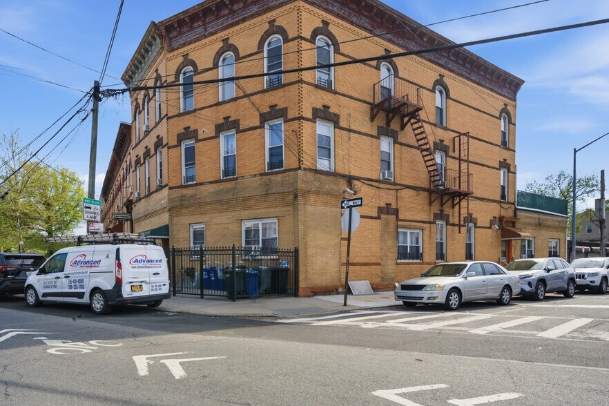 74-02 65th St, Ridgewood, NY à vendre - Photo de l’immeuble – Image 2 sur 7