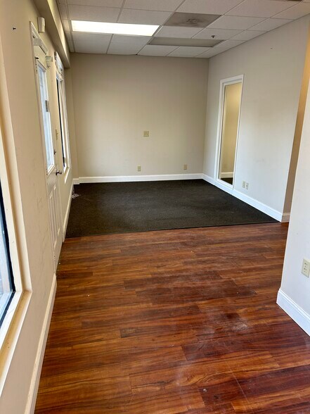2213-2215 Rowland Dr, Thunderbolt, GA à louer - Photo intérieure – Image 2 sur 5