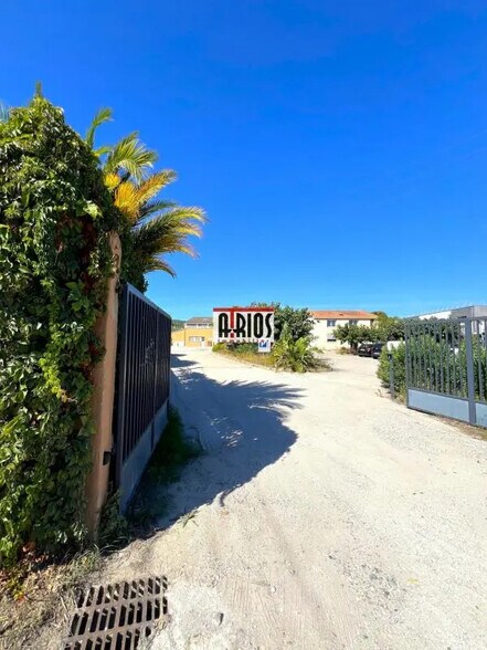 Local d'activités dans Hyères à vendre - Photo de l’immeuble – Image 3 sur 11