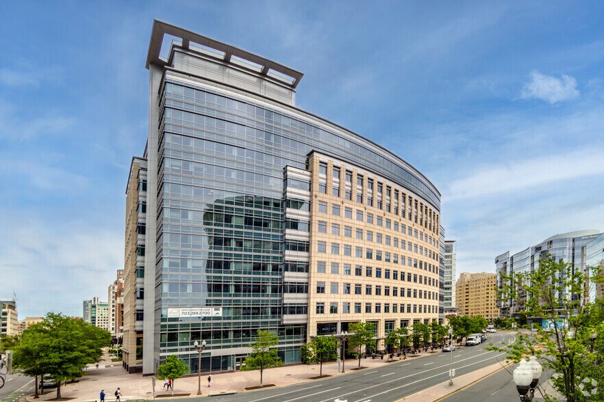 901 N Glebe Rd, Arlington, VA à louer - Photo de l’immeuble – Image 1 sur 8