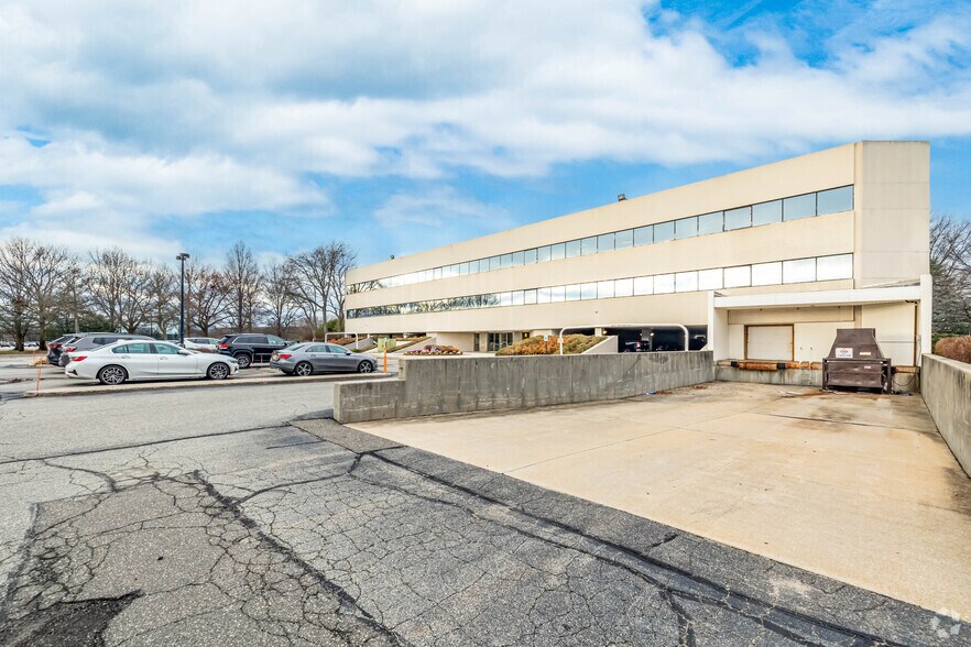 10 Melville Park Rd, Melville, NY à vendre - Photo de l’immeuble – Image 3 sur 5