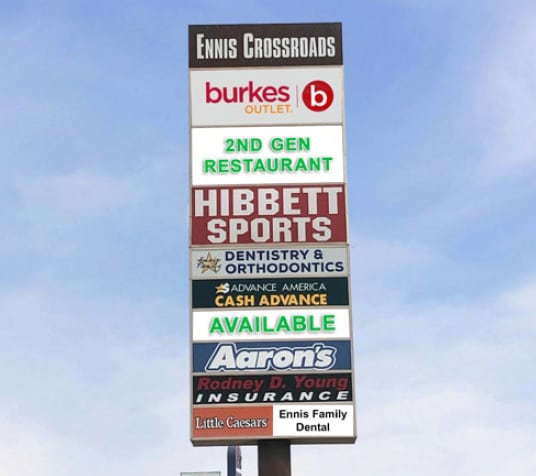 1011 E Ennis Ave, Ennis, TX à louer - Photo de l’immeuble – Image 2 sur 4